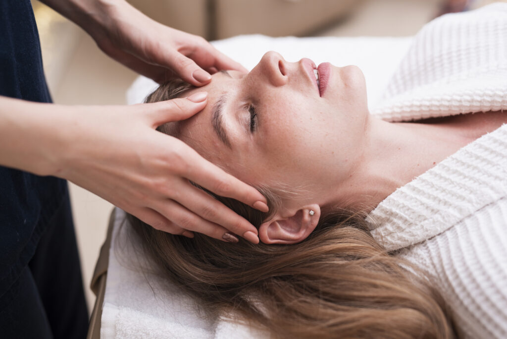 massage-de-la-tete-sur-une-femme-detendue-au-spa-1024x684 La kinésiologie